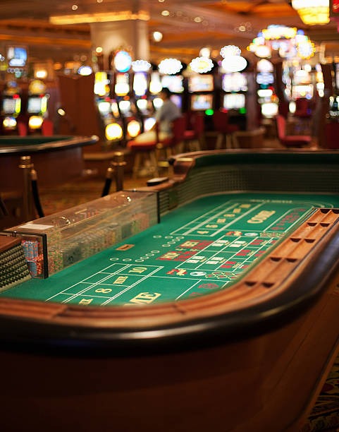 Player interface showing betting window timer and live dealer on saham